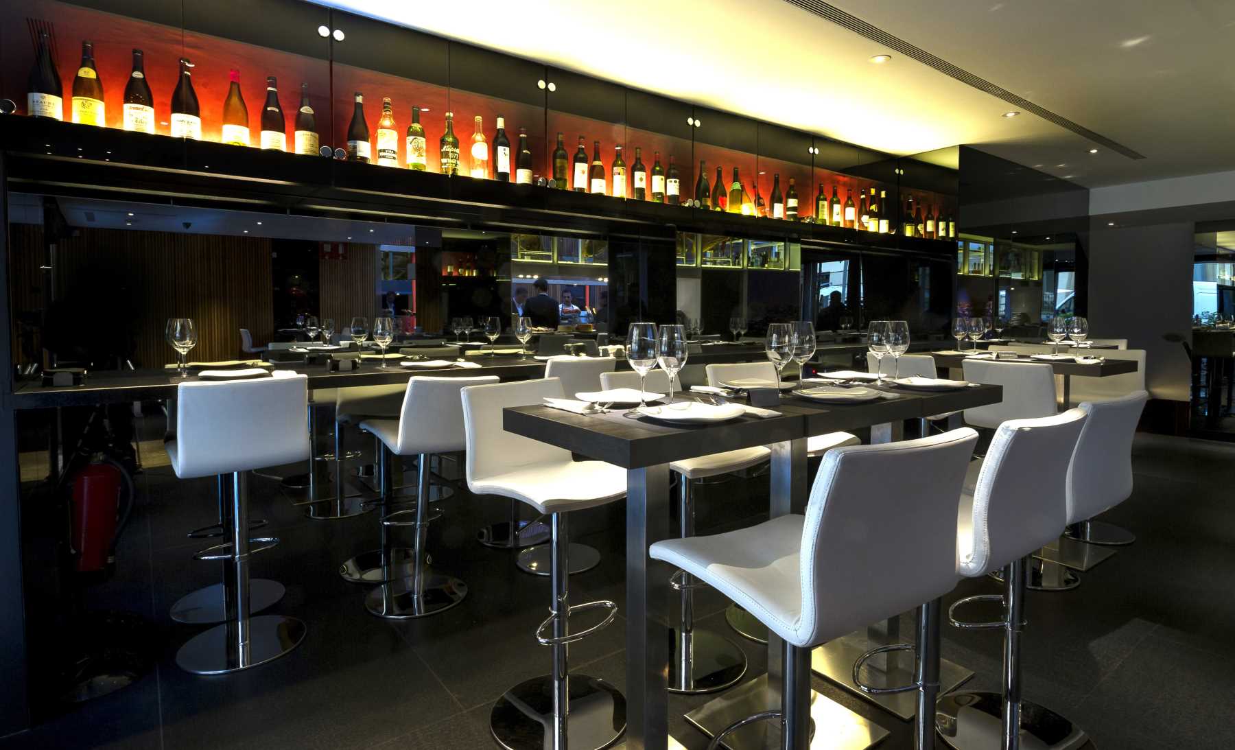 restaurante Albora mesas altas en zona de barra Te Veo en Madrid