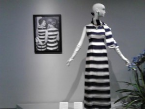 exposicion de Givenchy traje negro y  blanco