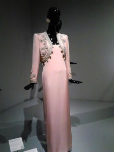 exposicion de Givenchy traje rosa largo