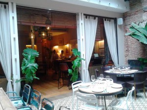 Restaurante La Contraseña panorámica comedor en patio Te Veo en Madrid