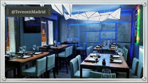 Restaurante La Embajada restaurante japones iluminado de azul Te Veo en Madrid