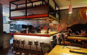 Barra del Restaurante Cockima. Descubrimientos de restaurantes de 2023. Te veo en Madrid Blog de gastronomía para disfrutar de Madridjpg