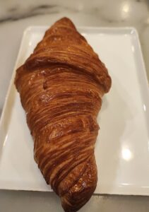 Croissant de Ihardy uno de los mejores croissants de Madrid en 2024 en teveoenmadrid.com blog de gastronomía, restauración y ocio en Madrid.