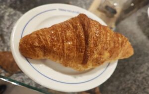 Croissant de Casa Neutrale uno de los mejores croissants de Madrid en 2024 en teveoenmadrid.com blog de gastronomía, restauración y ocio en Madrid.